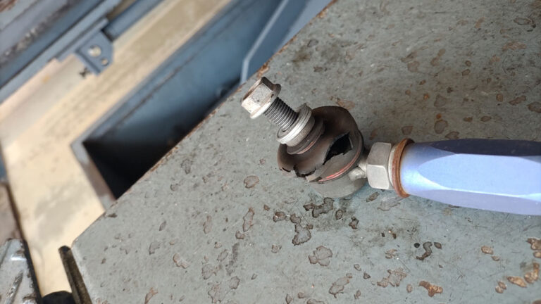 スタビリンクロッドの穴あきブーツ